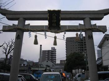 八阪神社鳥居.jpg